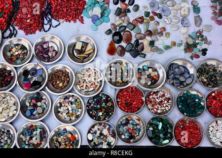 Reihen von bunten polierte Edelsteine für die Schmuckherstellung in Jaipur, Rajasthan, Indien. Stockfoto