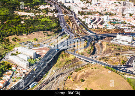 Luftaufnahme von Lissabon Stadt Straßen, Ansicht von oben, Ansicht von oben über der Autobahn, Schnellstraße und Autobahn bei Nacht Luftbild von Ebene. Portugal. Stockfoto