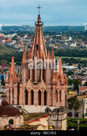 Die PARROQUIA DE SAN MGIUEL ARCANGEL ab dem frühen Morgen Ballonfahrt - San Miguel de Allende, Mexiko gesehen Stockfoto