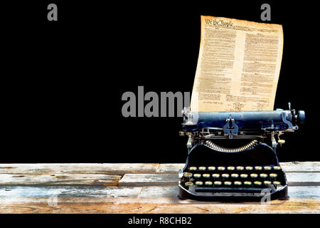 Antike portable typewritter 1917 mit amerikanischen Verfassung und Zimmer für ihren Typ. Stockfoto