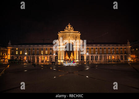 Lisboa, Portugal-Oct 30. 2018: die Rua Augusta Arch an der Praca tun Comrcio bei Nacht, Handel Platz in Englisch, ist lisbons Hauptplatz. Portugal. Stockfoto