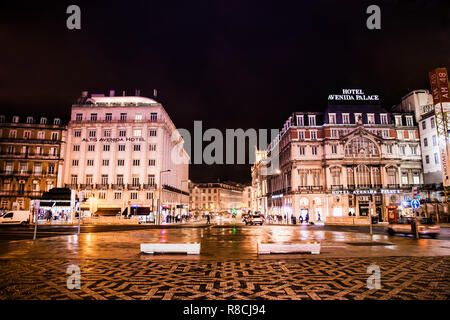 Lissabon, Portugal - 31.Oktober 2018. Schöne Nacht Blick auf das Stadtzentrum von Lissabon. Hauptplatz mit engen Straße kombiniert. Portugal. Stockfoto