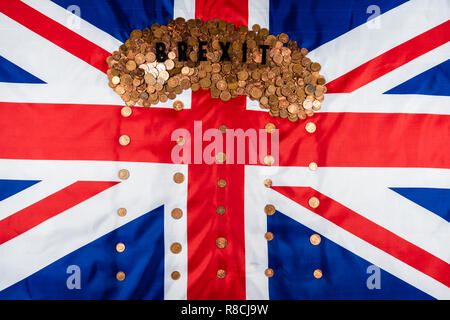 Brexit Konzept Union Jack und EU-Flagge getrennt. Piggy coin Bank seitlich, 1p und 2p Münzen. Stockfoto