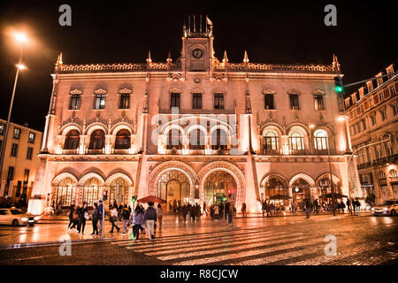 Lissabon, Portugal-Oct 30, 2018: Außenansicht des historischen Bahnhof Rossio in der Nacht, Lissabon, Portugal Stockfoto