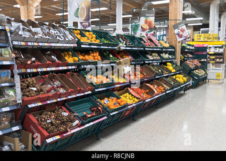 dh Tescos Store Gangregale TESCO SUPERMARKT Großbritannien SCHOTTLAND Obstladen zeigen niemand Supermärkte Orkney in Gemüse Stockfoto