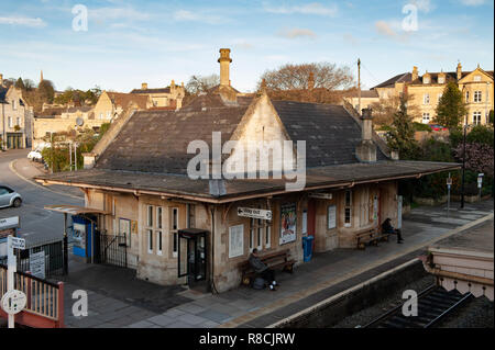 GWR Architektur in Bradford on Avon Bahnhof von Fußgängerbrücke über Bahnstrecken. Stockfoto