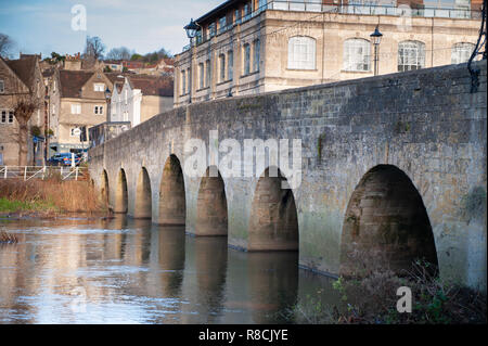 Die westliche Sicht auf die Stadt Brücke und den Fluss Avon auf der Website der ursprüngliche Fluss Ford in Bradford on Avon, Wiltshire, UK. Stockfoto