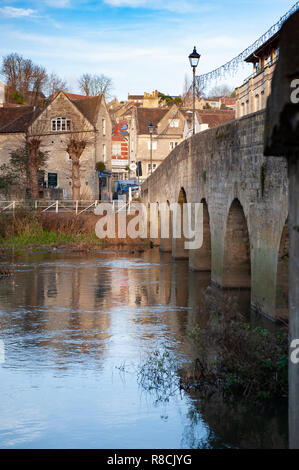 Die westliche Sicht auf die Stadt Brücke und den Fluss Avon auf der Website der ursprüngliche Fluss Ford in Bradford on Avon, Wiltshire, UK. Stockfoto