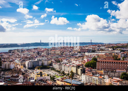 Lissabon, Portugal-Nov 1, 2018: Luftaufnahme der Lissabonner Altstadt mit den wichtigsten Straßen und Plätzen. Portugal. Stockfoto