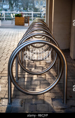 Ungewöhnliche Bike Rack in der Fußgängerzone in Bradford on Avon, Wiltshire, UK. Stockfoto