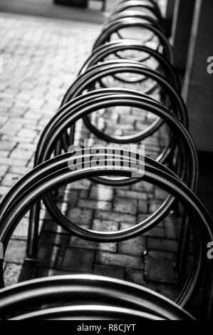 Ungewöhnliche Bike Rack in der Fußgängerzone in Bradford on Avon, Wiltshire, UK. Stockfoto