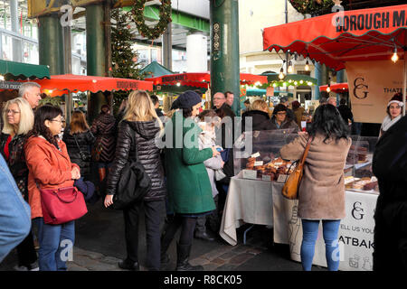 Masse der Leute an den Imbissständen im Borough Market suchen an Weihnachten in Southwark, South London UK KATHY DEWITT Stockfoto