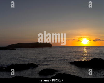 dh Brough of Birsay BIRSAY ORKNEY Sonnenuntergang über der Nordküste am Abend Meereslandschaft schottland Stockfoto