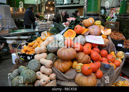 Auswahl an Kürbissen, Kürbissen, Kürbissen auf einem Borough Market Kürbis und Kürbisstand im Winter November South London England Großbritannien KATHY DEWITT Stockfoto