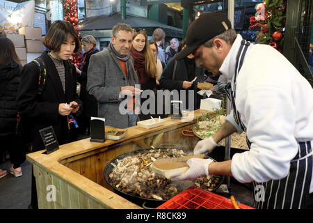 Einen italienischen Koch Kochen heiß Wild Mushroom risotto Dinkel an einem Borough Market Stall in Süd- London England UK KATHY DEWITT Stockfoto