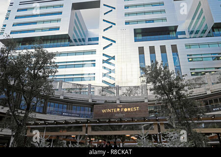 5 Broadgate Bürogebäude & Winter Forest Bar und Grill mit Weihnachtsbäume an Broadgate Kreis in der City von London England UK KATHY DEWITT Stockfoto