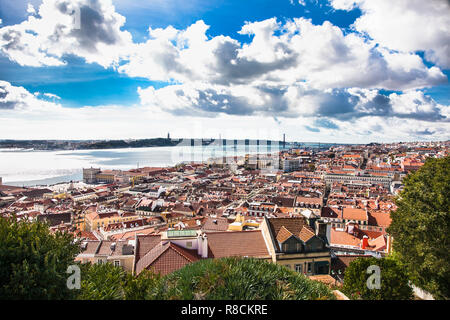 Lissabon, Portugal-Nov 1, 2018: Luftaufnahme der Lissabonner Altstadt mit den wichtigsten Straßen und Plätzen. Portugal. Stockfoto