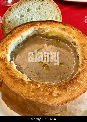 Creme von Trüffel und Porcini-pilzen serviert in einem frischen Holz Feuer gebackenes Brot Schale in einem 5-Sterne Restaurant Stockfoto