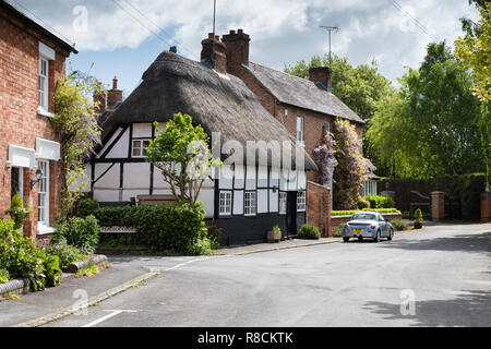 Chapel Street, in einer ruhigen Ecke des alten Wellesbourne, einem englischen Dorf mit einem traditionellen Eiche gerahmt und reetgedeckten Haus. Stockfoto