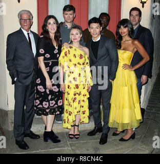 UNIVERSAL CITY, Los Angeles, CA, USA - Mai 04: Ted Danson, D'Arcy Carden, Kristen Bell, William Jackson Harper, Manny Jacinto, Jameela Jamil an der FYC Ereignis für NBC's "Der gute Ort" statt in den Universal Studios Backlot am 4. Mai 2018 in Universal City, Los Angeles, Kalifornien, Vereinigte Staaten. (Foto von Xavier Collin/Image Press Agency) Stockfoto