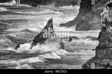 Sturmwind und brechenden Wellen bei Bedruthan Steps auf der Nordküste von Cornwall in der Nähe von Newquay GROSSBRITANNIEN Stockfoto