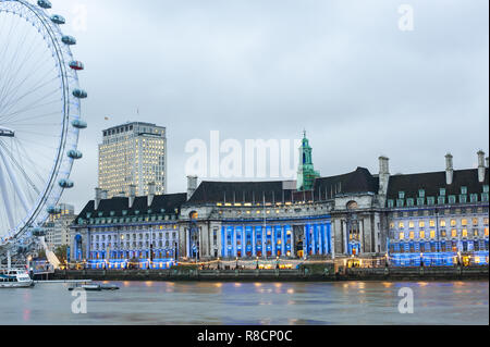 London Eye und einige andere kommerzielle Gebäude in London während der Weihnachtszeit. Stockfoto