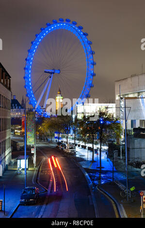 Beleuchtete London Eye und Big Ben auf Hintergrund in London während der Weihnachtszeit.