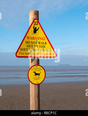 Gelbe Gefahr Dreieck auf Berrow Strand in Somerset UK Warnung über die Tückischen weichen Schlamm bei Ebbe und Anti Fouling Nachricht für Hundebesitzer Stockfoto