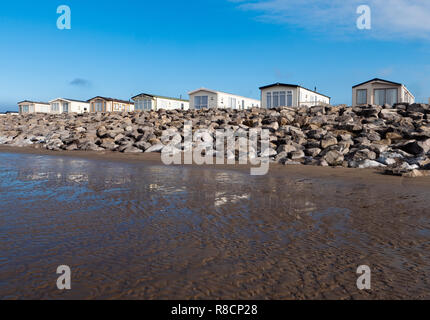 Wohnwagen mit Blick auf den Strand in der Nähe von Brean in Somerset UK Stockfoto
