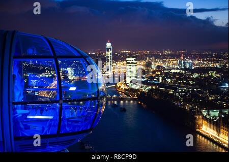 (Selektive Fokus) schöne Aussicht von der Spitze des Riesenrad (London Eye) mit der Themse und die beleuchtete Stadt von London.