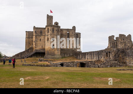 Touristen fotografieren Warkworth Castle in Northumberland, England, Großbritannien Stockfoto