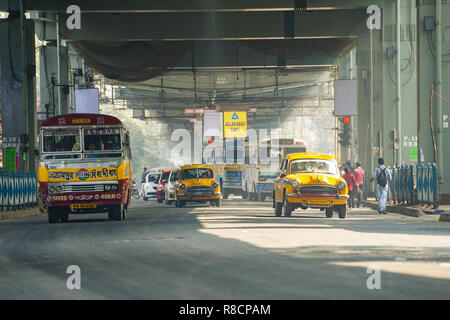 Einige Botschafter Cab Taxi, Busse und die Menschen durch die Straßen von Kalkutta. Stockfoto