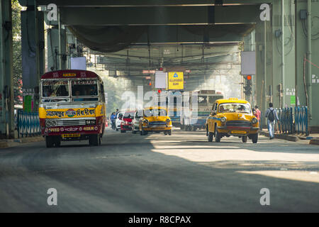 Einige Botschafter Cab Taxi, Busse und die Menschen durch die Straßen von Kalkutta. Stockfoto