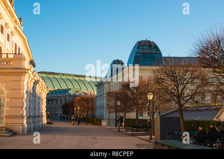 Straßenszene in die Innere Stadt (erster Bezirk) Wien mit der alberina Museum auf der linken Seite und das Opernhaus auf der Rückseite, Österreich. Stockfoto