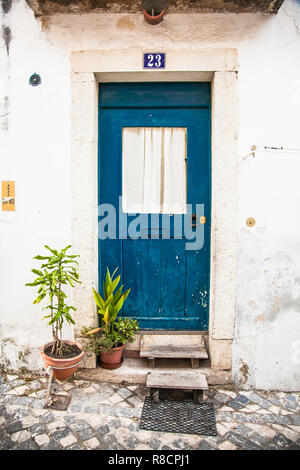 Lissabon, Portugal - Nov 1, 2018: die Eingangstür des Hauses im alten Haus der historischen Viertel in Lissabon, Portugal. Stockfoto