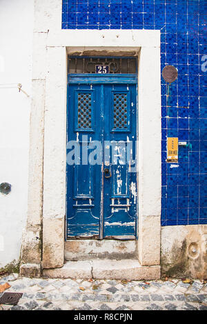 Lissabon, Portugal - Nov 1, 2018: die Eingangstür des Hauses im alten Haus der historischen Viertel in Lissabon, Portugal. Stockfoto