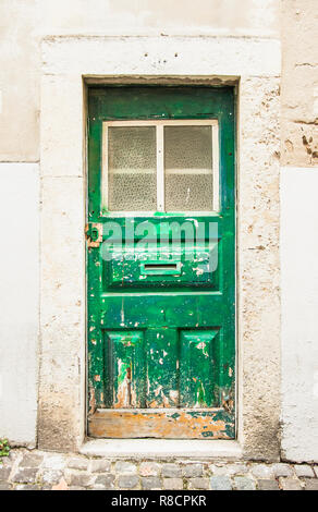 Lissabon, Portugal - Nov 1, 2018: die Eingangstür des Hauses im alten Haus der historischen Viertel in Lissabon, Portugal. Stockfoto