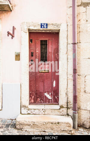 Lissabon, Portugal - Nov 1, 2018: die Eingangstür des Hauses im alten Haus der historischen Viertel in Lissabon, Portugal. Stockfoto