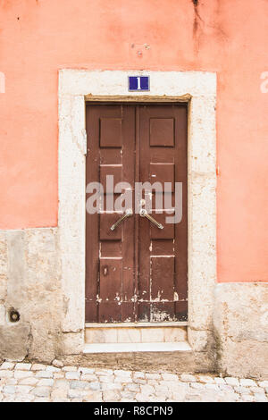 Lissabon, Portugal - Nov 1, 2018: die Eingangstür des Hauses im alten Haus der historischen Viertel in Lissabon, Portugal. Stockfoto