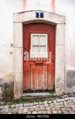 Lissabon, Portugal - Nov 1, 2018: die Eingangstür des Hauses im alten Haus der historischen Viertel in Lissabon, Portugal. Stockfoto