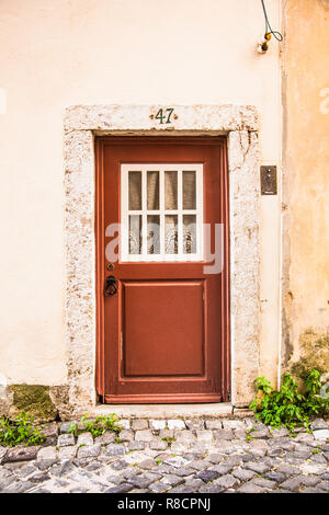 Lissabon, Portugal - Nov 1, 2018: die Eingangstür des Hauses im alten Haus der historischen Viertel in Lissabon, Portugal. Stockfoto