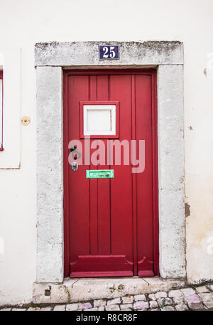 Lissabon, Portugal - Nov 1, 2018: die Eingangstür des Hauses im alten Haus der historischen Viertel in Lissabon, Portugal. Stockfoto