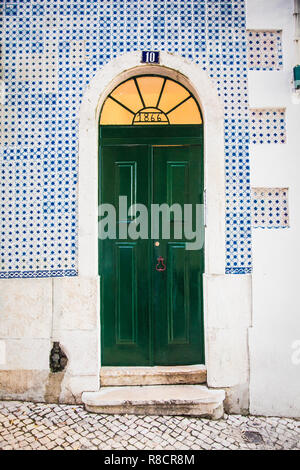 Lissabon, Portugal - Nov 1, 2018: die Eingangstür des Hauses im alten Haus der historischen Viertel in Lissabon, Portugal. Stockfoto