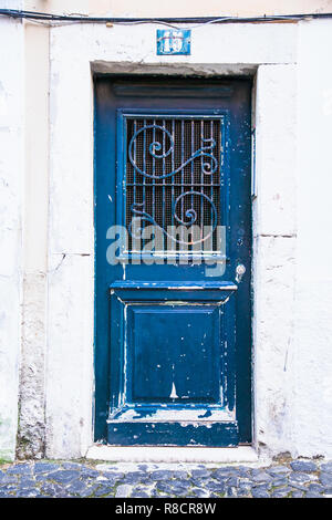 Lissabon, Portugal - Nov 1, 2018: die Eingangstür des Hauses im alten Haus der historischen Viertel in Lissabon, Portugal. Stockfoto