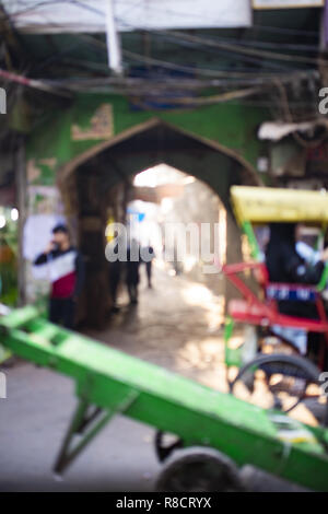 (Unscharfes Bild) täglich Leben auf den Straßen von Old Delhi bei Sonnenuntergang. Stockfoto