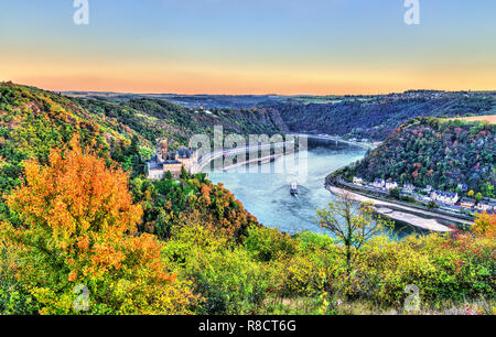 Blick auf die Burg Katz und der Rhein im Herbst. Deutschland Stockfoto