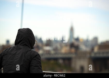 Ein Tourist ist unter Foto aus der berühmten Brooklyn Bridge in Manhattan, New York, United States. Stockfoto