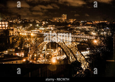 Nacht Arrabida Brücke über den Fluss Douro in Porto, Portugal. Stockfoto