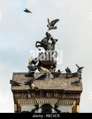Statue von Pferd 28,18 Vögel Landung auf beißen Stockfoto