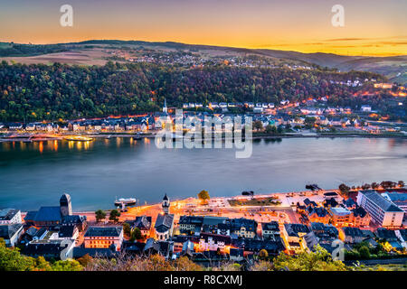 Sankt Goarshausen und Sankt Goar Städte, die durch den Rhein getrennt. Deutschland Stockfoto